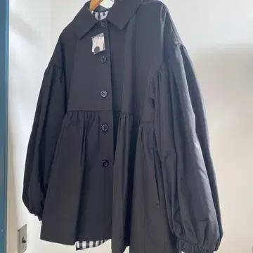 YOIHI 블랙 프릴 개더 스텐카라 코트