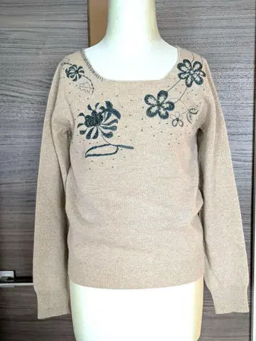 tumori chisato 꽃무늬 자수 베이지 긴팔 니트