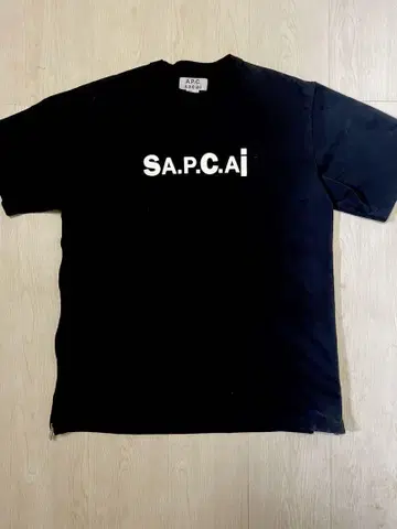 sacai x A.P.C. 로고 프린트 티셔츠 블랙 L 사이즈