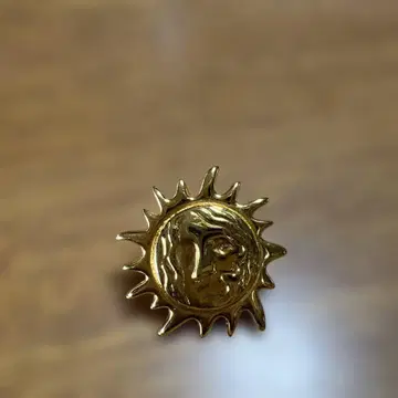 태양의 얼굴 핑 배지 골드 컬러 MENARD 메나드
