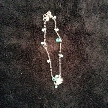 그린 컬러 비즈와 참 팔찌