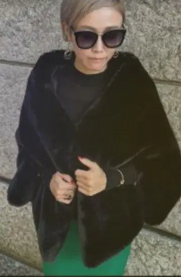 JENNE 블랙 인조 모피 케이프 코트