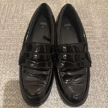 ZARA 에나멜 블랙 로퍼 37