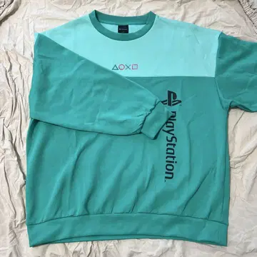 GU PlayStation 로고 크루넥 트레이닝복