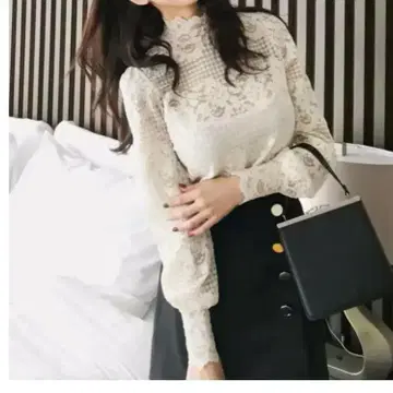 스캘럽 헴 하이넥 레이스 블라우스 화이트 시스루 터틀