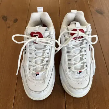 FILA 화이트 스니커즈 하트 로고