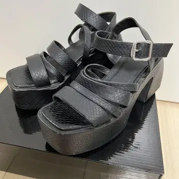 ENVYM 악어 무늬 통굽 샌들