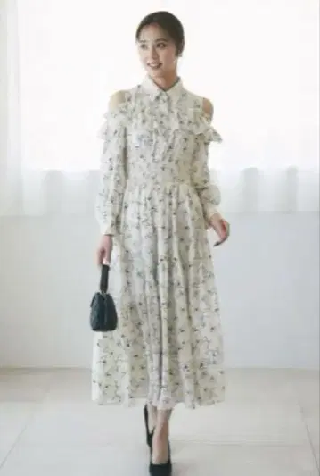 프릴 오픈 숄더 라인 플라워 프린트 아지메 티어드 원피스