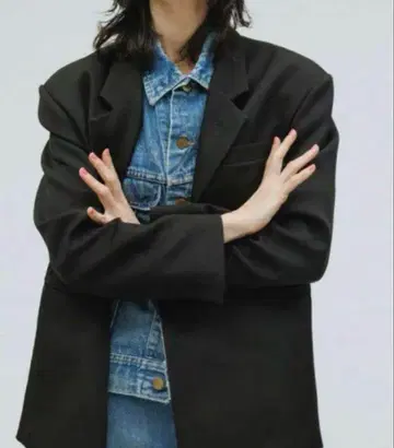 블랙 테일러드 자켓 버튼 포함
