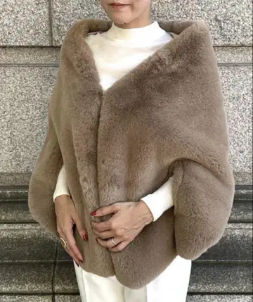 [ 새상품 ] JENNE 리치 볼륨 퍼 케이프 베이지 기모노 겉옷