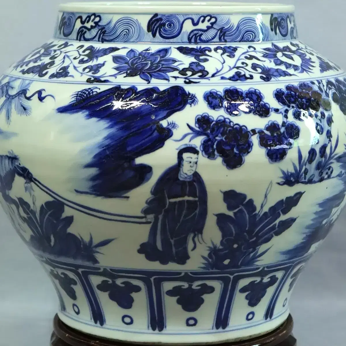 Chinese porcelain blue and white ancient scholar figure vase