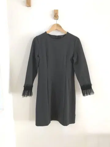 새상품급 튤 프릴이 달린 그레이 긴팔 무릎 기장 원피스
