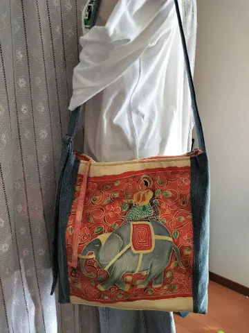 코끼리와 사람 아트 프린트 데님 숄더백