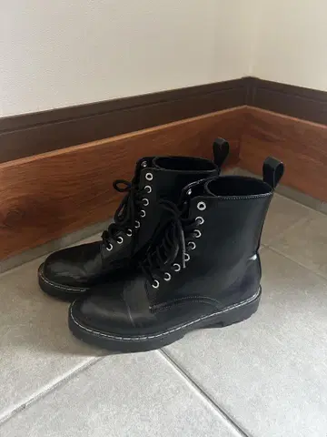 블랙 레이스업 부츠
