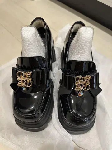 Rojita couture 에나멜 통굽 로퍼