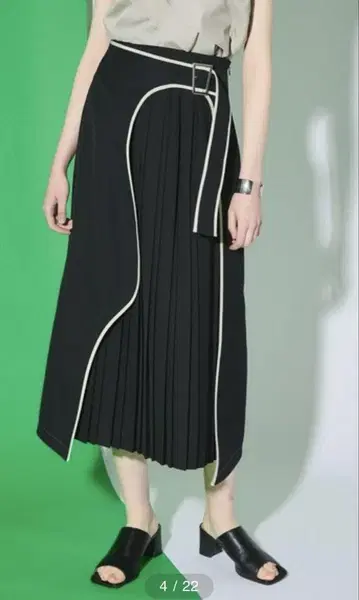 유나이티드 도쿄 아트컷 플리츠 스커트