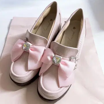 Amavel 하트 비쥬 부착 로퍼 펌프스