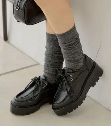 CHiCO 블랙 통굽 레이스업 로퍼