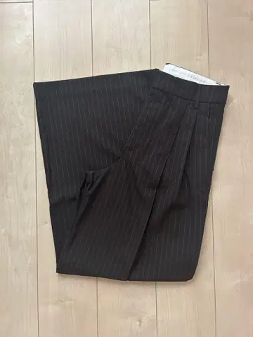 ZARA 다크 브라운 스트라이프 슬랙스