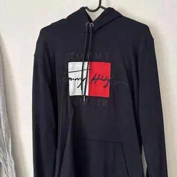TOMMY HILFIGER 블랙 후드 부착 후드티