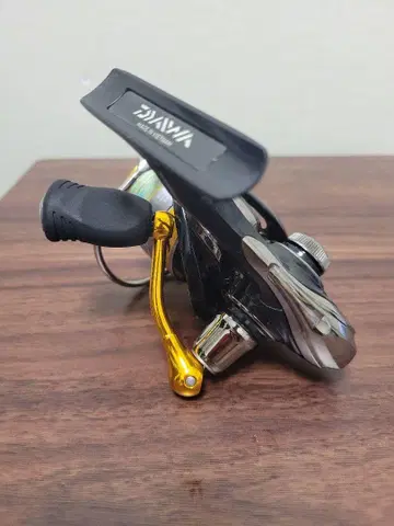 DAIWA 다이와 REVROS 2000 스피닝 릴
