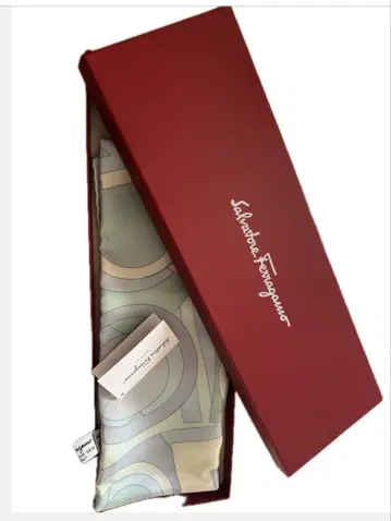 택 포함 새상품 Salvatore Ferragamo 실크 스카프 간치니