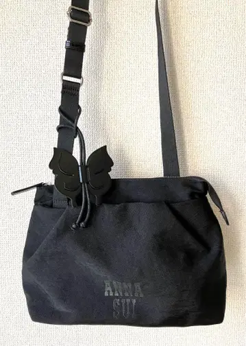 안나수이 숄더백 나비 참 포함 미사용 새상품 블랙