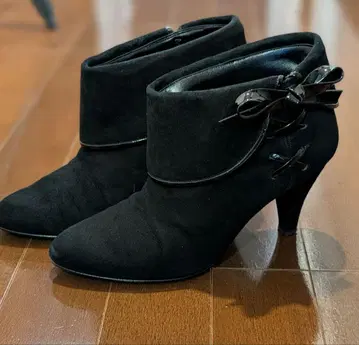 [ 고품질 ] 다이애나 숏부츠 리본 스웨이드 에나멜 블랙 24cm