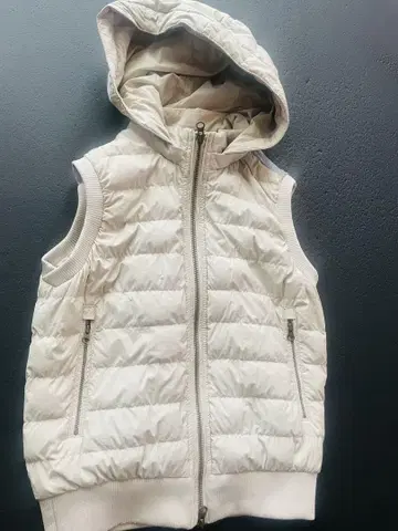 베이지 후드 부착 다운 베스트 플라스테