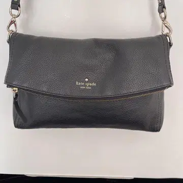 kate spade new york의 블랙 천연 가죽 숄더백입니다.