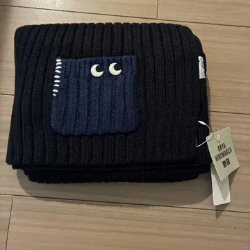 유니클로 ANYA HINDMARCH 네이비 머플러