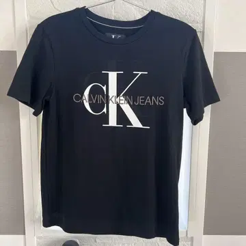 Calvin Klein 로고 T셔츠 JUNGKOOK 착용 디자인