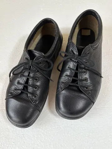 ECCO 블랙 가죽 스니커즈