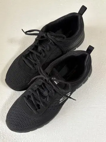 Skechers 블랙 스니커즈