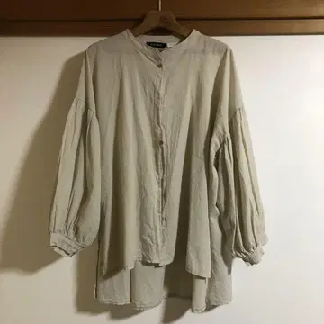 베이지 긴팔 블라우스