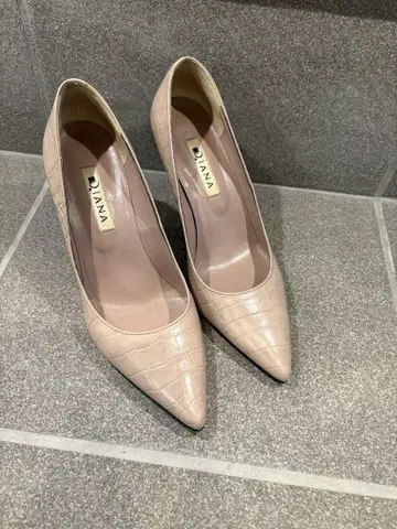 DIANA 베이지 악어 엠보싱 펌프스