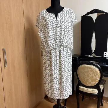 캐주얼 원피스 화이트 베이스에 블랙 무늬