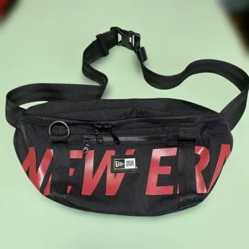 NEW ERA 바디백 블랙/레드 로고