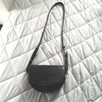 TOP SHOP 블랙 크로커다일 패턴 숄더백