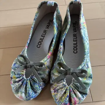 COULEUR VARIE 크롤 발리에 꽃무늬 플랫슈즈