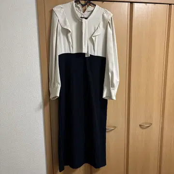 프릴이 달린 화이트 네이비 원피스 프로포션