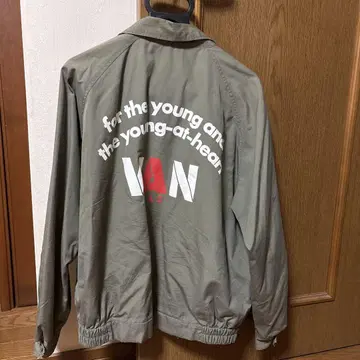 올리브 그린 점퍼
