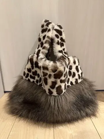 레오파드 무늬 퍼 토트백