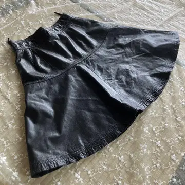 가죽 미니 스커트 절개 플레어 블랙
