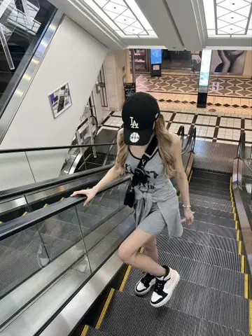 그레이 슬리브리스 무릎 기장 원피스