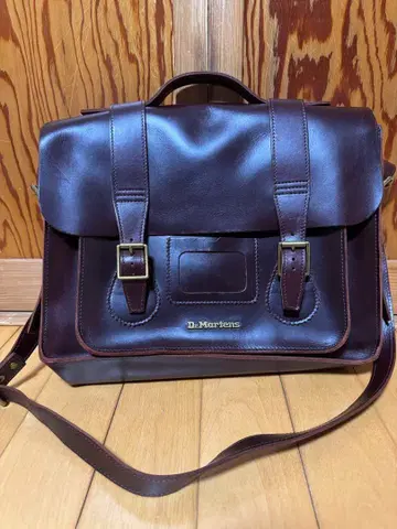 닥터 마틴 다크 브라운 숄더백