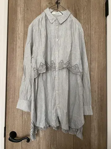 USED SUPER HAKKA 스캘럽 자수 블라우스 그레이