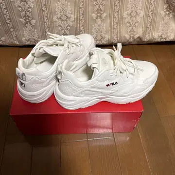 FILA 화이트 스니커즈 하트 마크