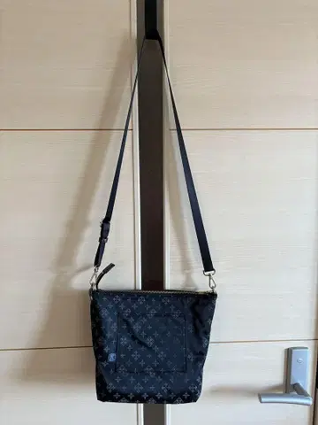 러셋 리버서블 숄더백 블랙