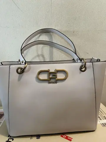 GUESS 베이지 계열 핸드백 미사용 새상품급
